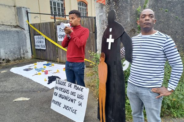 Vendredi 24 mai, des membres de l'association Mouv'Enfants ont mené une action à Lourdes (Hautes-Pyrénées) pour dénoncer les viols qu'un abbé aurait commis.