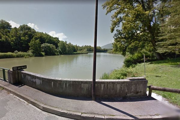 La rivière des Usses se trouve sur la commune de Seyssel, en amont de la ville. 