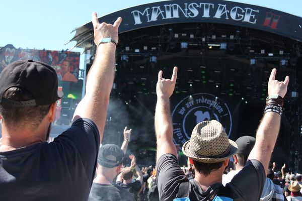 Devant l'un des Mainstages au Hellfest 2018