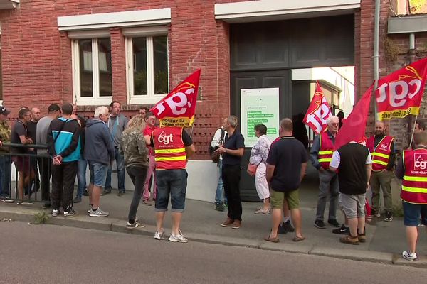 Dieppe : rassemblement syndical devant le tribunal de commerce de Dieppe le 30 août 2022 en soutien aux salariés de la fonderie Sival de Eu, site menacé de disparition.