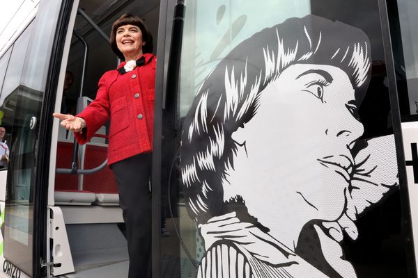 Inauguration du tramway d' Avignon en présence de Mireille Mathieu au centre de maintenance situé dans le quartier de Saint-Chamand.