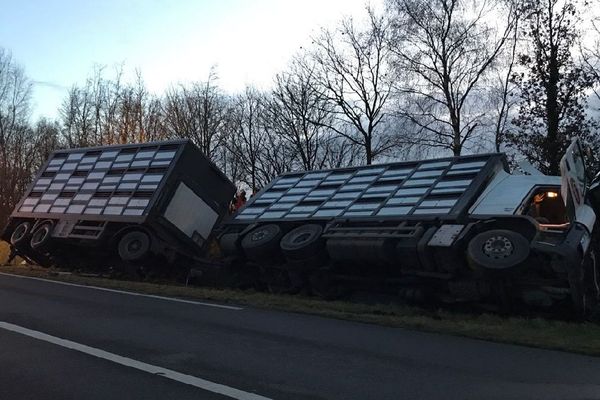 Le camion couché dans le fossé