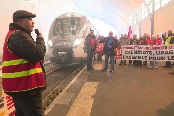 Les manifestants se sont installés sur le quai de la gare du Havre mais n'ont pas empêché les curieux de venir visiter cette première rame livrée.