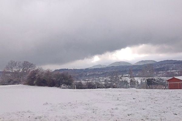 Dans l'agglomération clermontoise, Saint-Genès-Champanelle sous la neige le 30 novembre