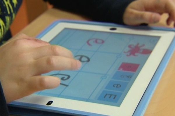 Depuis la semaine dernière, quinze tablettes numériques sont testées dans deux écoles haguenoviennes