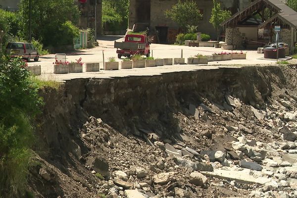 Suite aux crues torrentielles de la Bérarde, le département de l'Isère a voté un fonds d'aide d'urgence de cinq millions d'urgence pour les collectivités sinistrées.