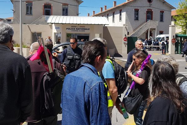 Rassemblement de soutien aux personnes interpellées devant la caserne de police Auvare de Nice.