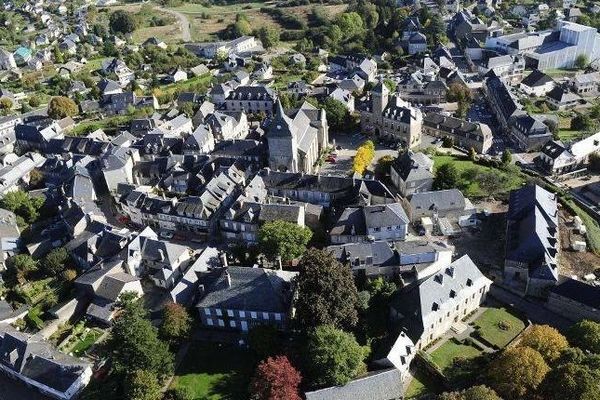 Egletons (Corrèze)-vue aérienne du centre du bourg