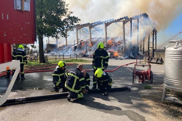 A Saint-Cyr-les-Vignes, un bâtiment agricole s’est embrasé.