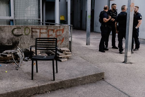 Des policiers lors d'une opération de perquisitions dans un immeuble à Echirolles (Isère), le 14 août 2024, à la suite d'une série de fusillades liées au trafic de drogue.