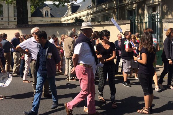 Des manifestants venus de la Vienne et d'Indre-et-Loire devant la sous-préfecture de Châtellerault pour protester contre le projet d e Village des Marques à Sorigny.