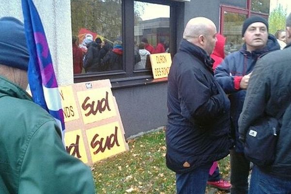 Manifestation des agents devant le siège de Caen-la-mer, le vendredi 22 novembre 2013