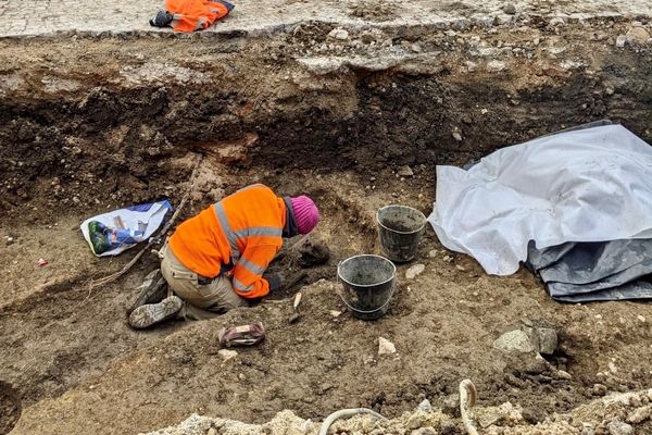 Cinq sépultures datant du début du Moyen-Age ont été découvertes un mètre vingt sur les pavés de la place de la mairie de Rennes, là où des arbres seront plantés dès février.