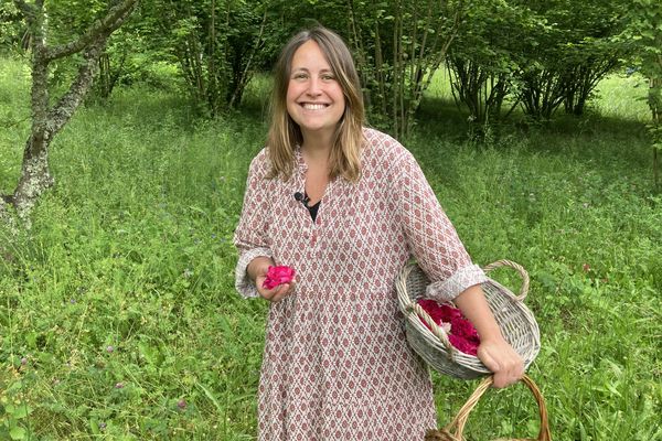 Juliette Anglade a planté 2000 pieds de roses anciennes pour creér la première roseraie agricole dans le Grand Est.