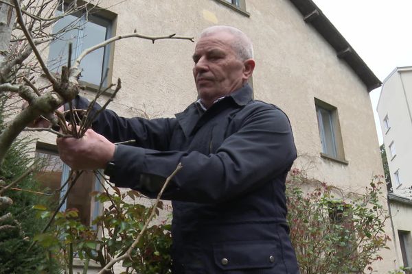 Hubert est jeune retraité, mais il travaille quand même avec l'entreprise les Superactifs, qui met en lien des retraités qui souhaitent travailler avec des particuliers.