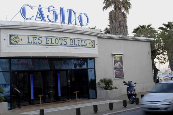 L'actuelle façade du casino Les Flots Bleus à la Ciotat. Situé sur le front de mer, il ne peut être agrandi. Un nouveau site va voir le jour.