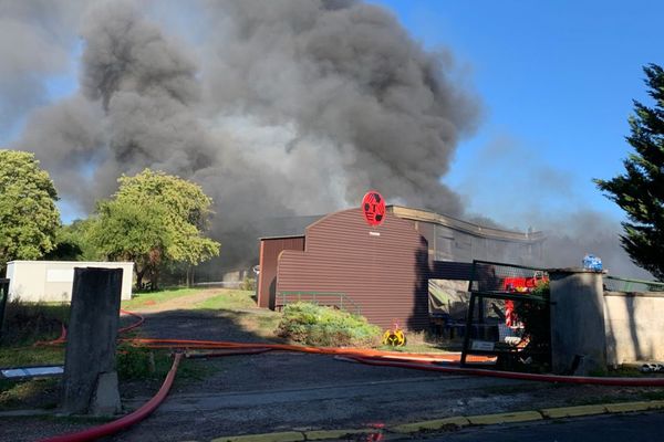 Un incendie s'est déclaré à l'usine Traidib dans un entrepôt de stockage de déchets plastiques. L'entreprise est situé à 50 km de Bourges.  