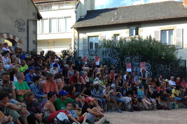 Spectacle « Le Parlement » au festival international du théâtre de rue d'Aurillac. 