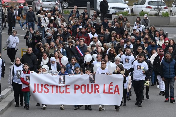 Loire - Une marche blanche dans les rues de Rive-de-Gier en hommage à Léa, 9 ans, battue à mort en juin 2020. Sa mère est la principale suspecte dans cette affaire. Elle est sortie de détention préventive fin décembre 2022.