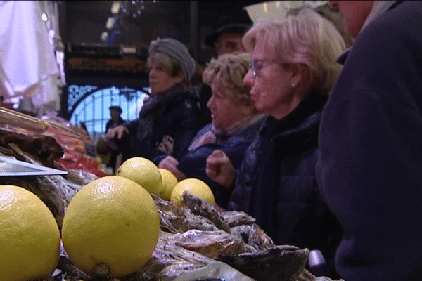 Les bancs des poissonniers n'étaient pas le dernier endroit où l'on se pressait en ce 24 décembre, aux Halles de Limoges.