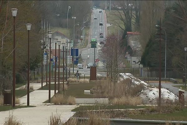 La nationale 32 qui traversait Thourotte n'est plus qu'un lointain souvenir : elle est à présent devenue la promenade 32, un espace vert qui relie à présent les deux parties de la ville.