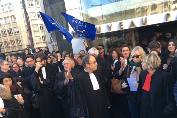 Les avocats du Barreau de Lyon en grève. Rassemblement ce lundi 6 janvier devant le palais de justice de Lyon (3e)