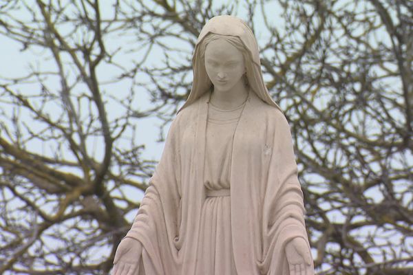 La statue de la  Vierge d'1,50 m de haut et pesant 100 kg était installée sur son socle depuis 1893.