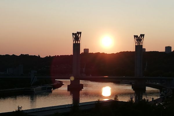 "Soleil" est un mot qui ne se décline qu'au singulier, sauf si la Seine lui prête un soir quelques reflets complices... à Rouen ce ne sera guère le cas, lors des prochains jours.