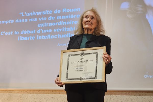 L'Université de Rouen a décerné, ce mardi 10 décembre, son tout premier doctorat d'honneur à une ancienne élève de la faculté : Annie Ernaux