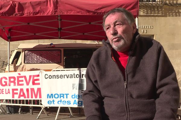 Patrick Laugier sur la place de la République à Arles, en grève de la faim, deux jours avant son hospitalisation.