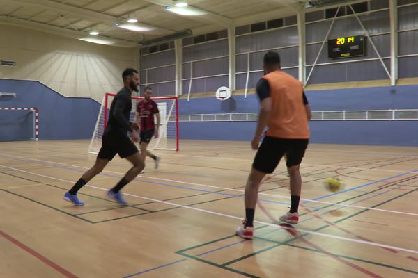 Les joueurs du club "L'ouverture" ont tous démarré par le football traditionnel