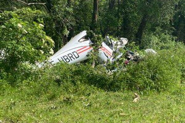 L'avion s'est écrasé dans un champ à proximité de l'aérodrome de Lyon-Brindas jeudi 20 mai dans l'après-midi, pour une raison encore inconnue. La gendarmerie des transports aériens est chargée de l'enquête.