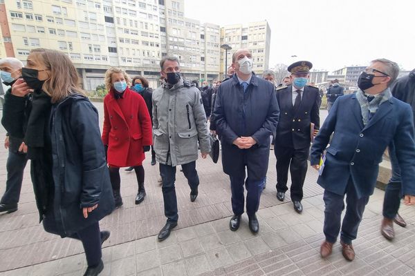 Le Premier ministre Jean Castex et le maire de Grenoble Eric Piolle dans le quartier Villeneuve à Grenoble