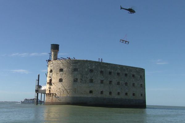 Les matériaux sont acheminés sur le fort Boyard par la voie des airs. 