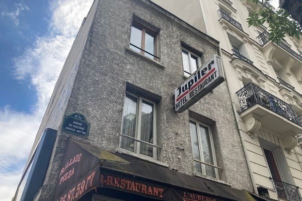 La facade, côté avenue de l'ancien hôtel reconverti en meublé.