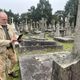 Jean-Luc Dodeller prend en photo des tombes, ici au cimetière du Nord à Rennes, afin d'effectuer un recensement sur un site internet pour immortaliser la mémoire des défunts.