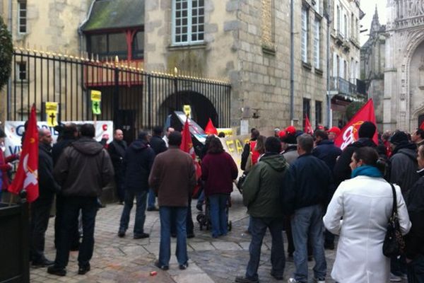 Les salariés de l'entreprise Carrier devant le tribunal de commerce d'Alençon ce lundi 20 janvier