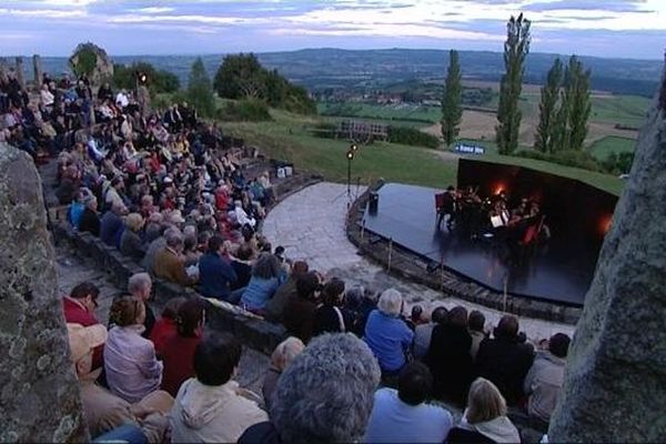 Le théâtre David, sur les pentes du Mont Rome, est un théatre construit "à l'antique" en Saône-et-Loire (juillet 2011).