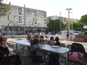 Des étudiants logés dans le quartier prioritaire de la Mosson à Montpellier. En échange d’actions solidaires, 34 étudiants bénéficient de colocations à un prix réduit dans une  quarantaine de villes en France. Une manière de répondre aux enjeux de mixité sociale.