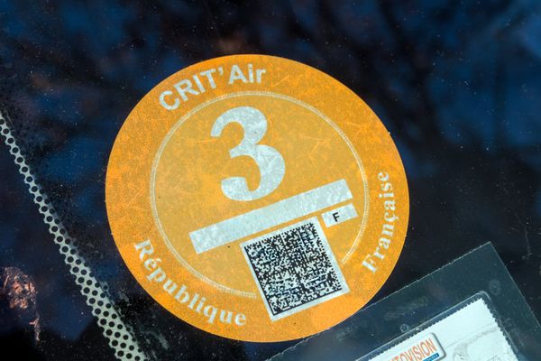 Depuis le 1er janvier, la ZFE (Zone à faibles émissions) est passée au niveau 3 dans la Métropole de Montpellier. Les véhicules Crit'air 3 ne sont à priori plus admis sur ce territoire. Mais face à la grogne des automobilistes et des professionnels en particulier, la Métropole n'a pas installé de signalisation et l'Etat ne verbalisera pas pour l'instant.