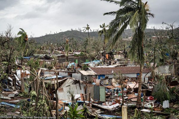 À Mayotte, au moins 100 000 personnes se trouveraient sans toit ni eau depuis le passage du cyclone Chido, samedi 14 décembre 2024.