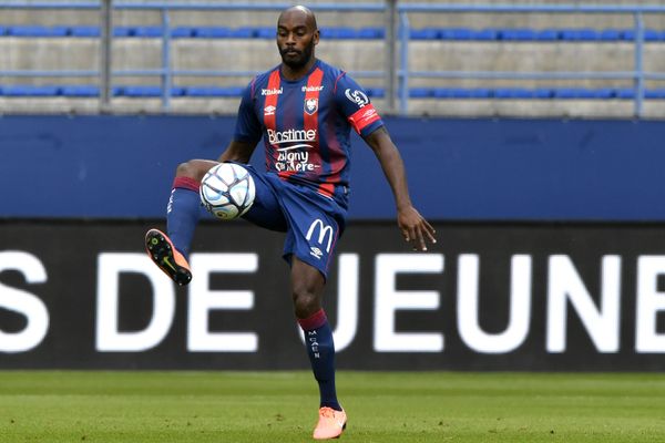 Le défenseur et capitaine du SM Caen Jonathan Rivierez va passer une troisième saison en rouge et bleu. 