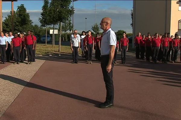 Les jeunes doivent se lever à 6h, porter l'uniforme, et se retrouvent régulièrement pour chanter la marseillaise.