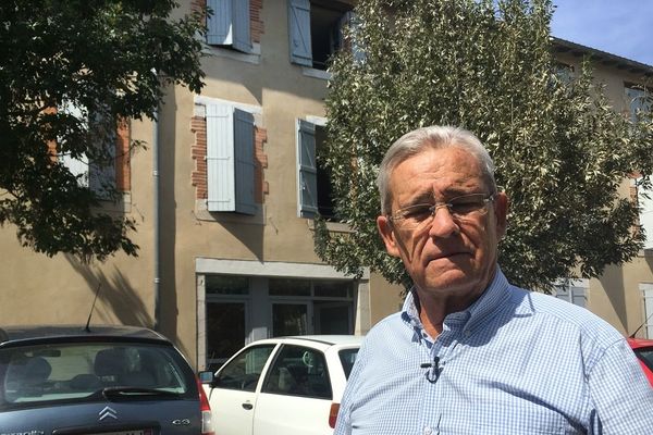 Jacques Tabarly devant l'un des hébergements de la commune où logent des Yézidis 