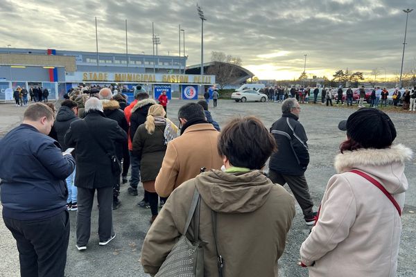 Des centaines de personnes se sont rendues au stade Gaston Petit pour tenter d'avoir des places pour le 32èmes de finale de Coupe de France entre Châteauroux et le Paris-Saint-Germain.