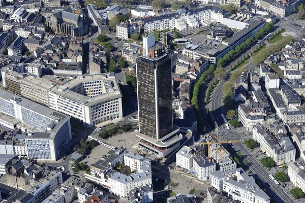 La Tour Bretagne a été ouverte en 1976 à Nantes. Plusieurs services de l'État y sont installés.