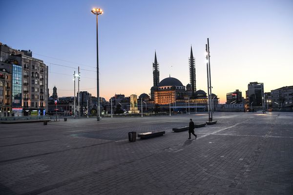 La place Taksim, d'habitude très vivante, désertée un soir de confinement. 