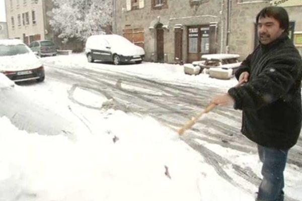 A Chateauneuf de Randon , on déneige sa voiture au balai.