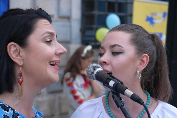 Deux réfugiées ukrainiennes chantent à Besançon pour célébrer l'indépendance de l'Ukraine, le 24 août 2024.