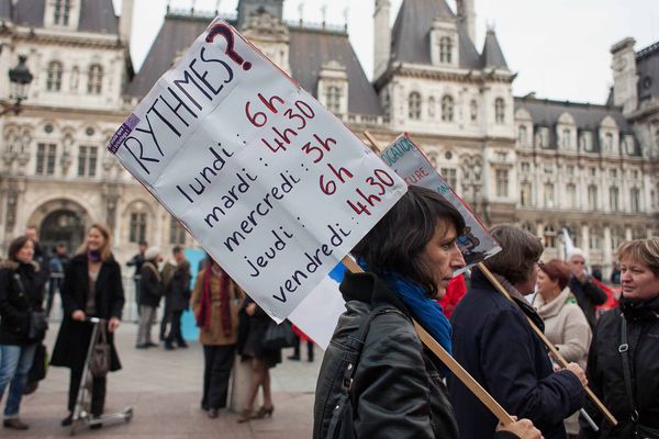 Rassemblement contre les nouveaux rythmes scolaires et le decret Peillon, devant l Hotel de Ville de Paris, le 14 octobre 2013